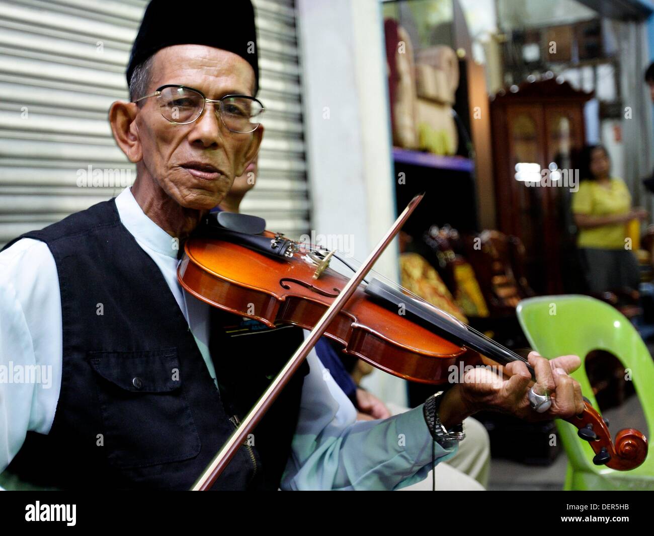 Old man playing violin hires stock photography and images Alamy
