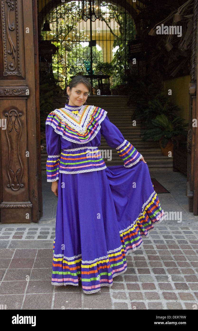 Mexican Women In Traditional Dress