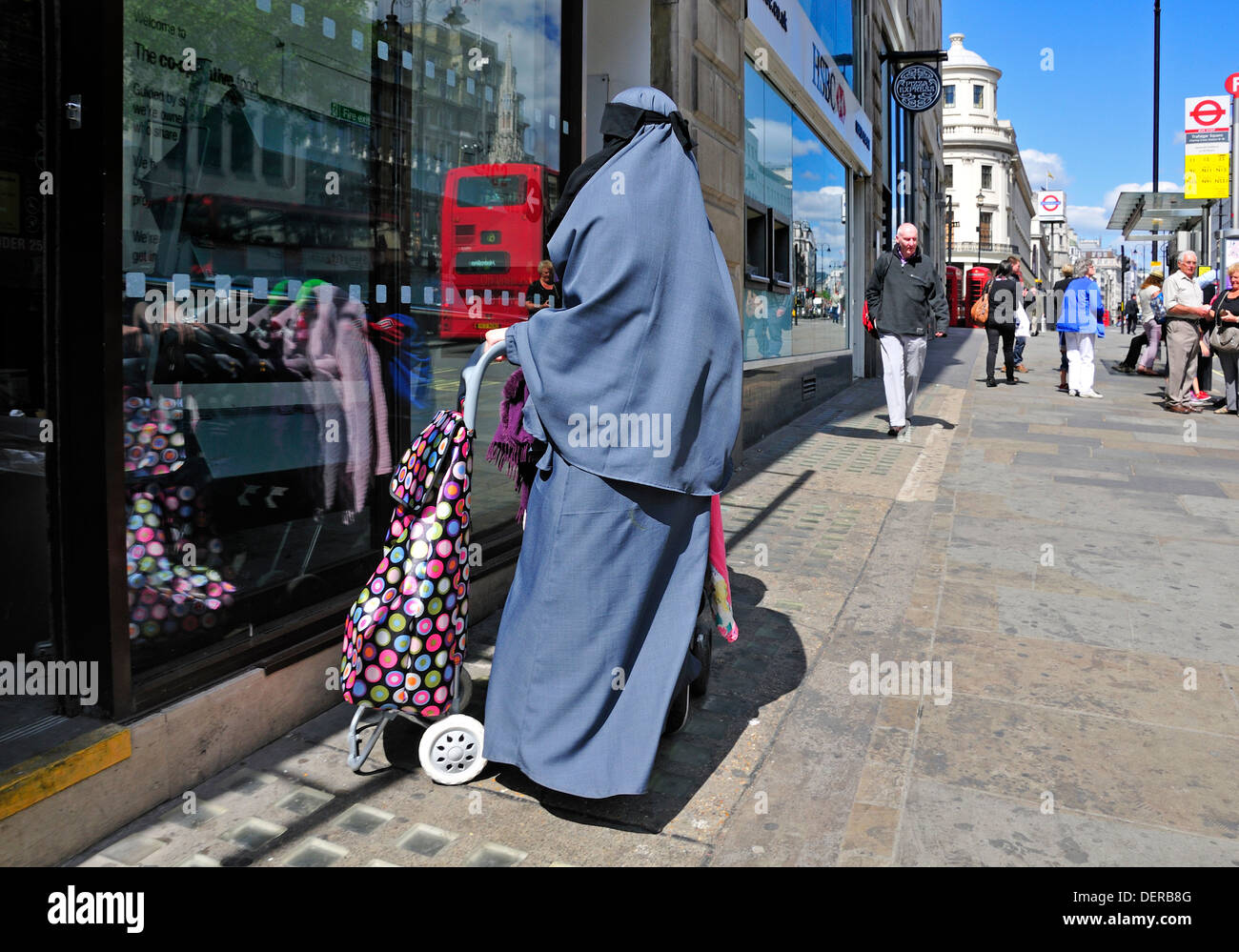 London, England, UK. Muslim woman in full body veil - hijab or niqab Stock Photo