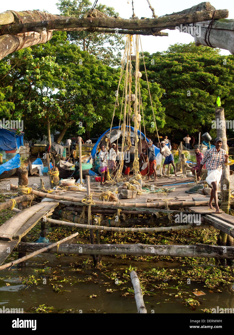 Fishermen on the Chinese nets, Fort Cochin, India Stock Photo