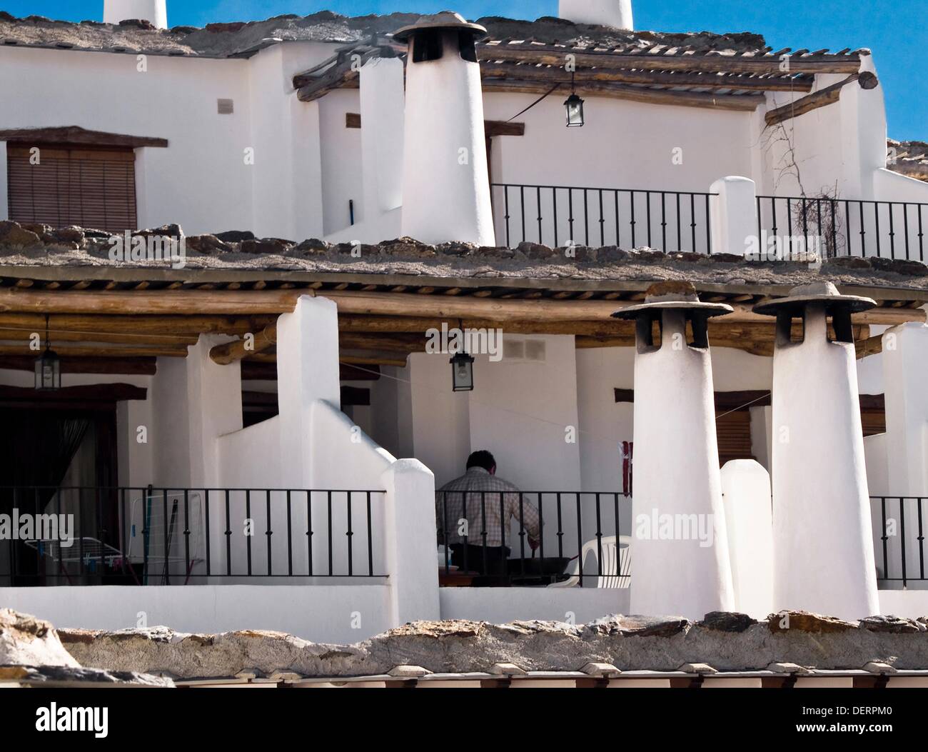 Chimeneas y terrazas típicas en las casas de tejados planos de Capileira,  localidad situada en el Barranco de Poqueira de las Stock Photo - Alamy