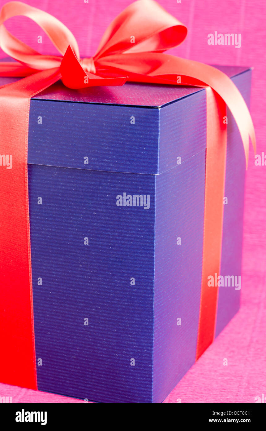 Present ribbon hi-res stock photography and images - Alamy