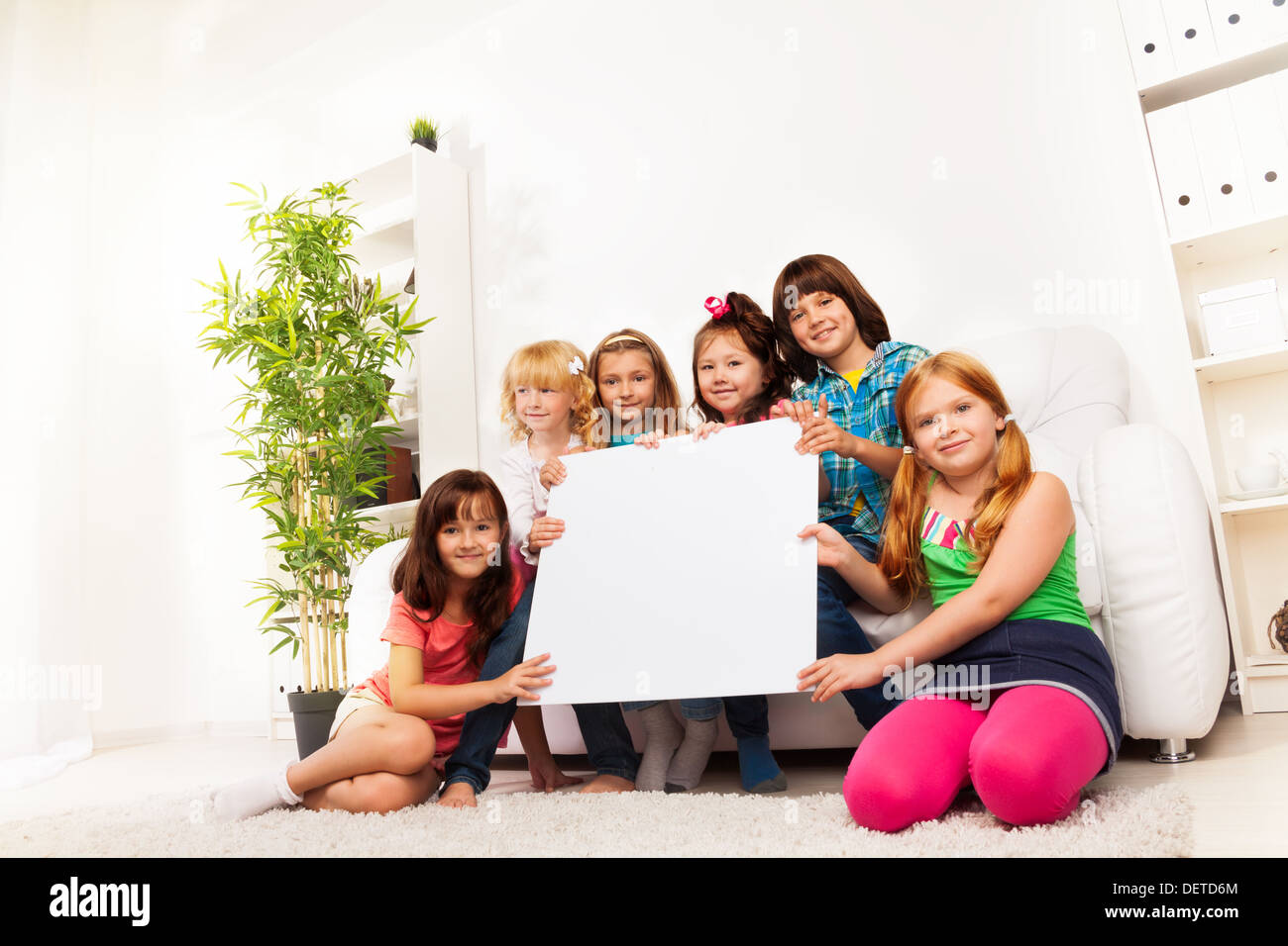 Group kids holding blank sign hi-res stock photography and images - Alamy