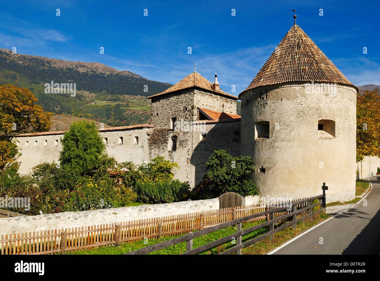 citywall and watchtower in the historic city center of Glurns, Glorenza, Vinschgau, Bolzano-Bozen, South Tyrol, Südtirol, Alto Stock Photo