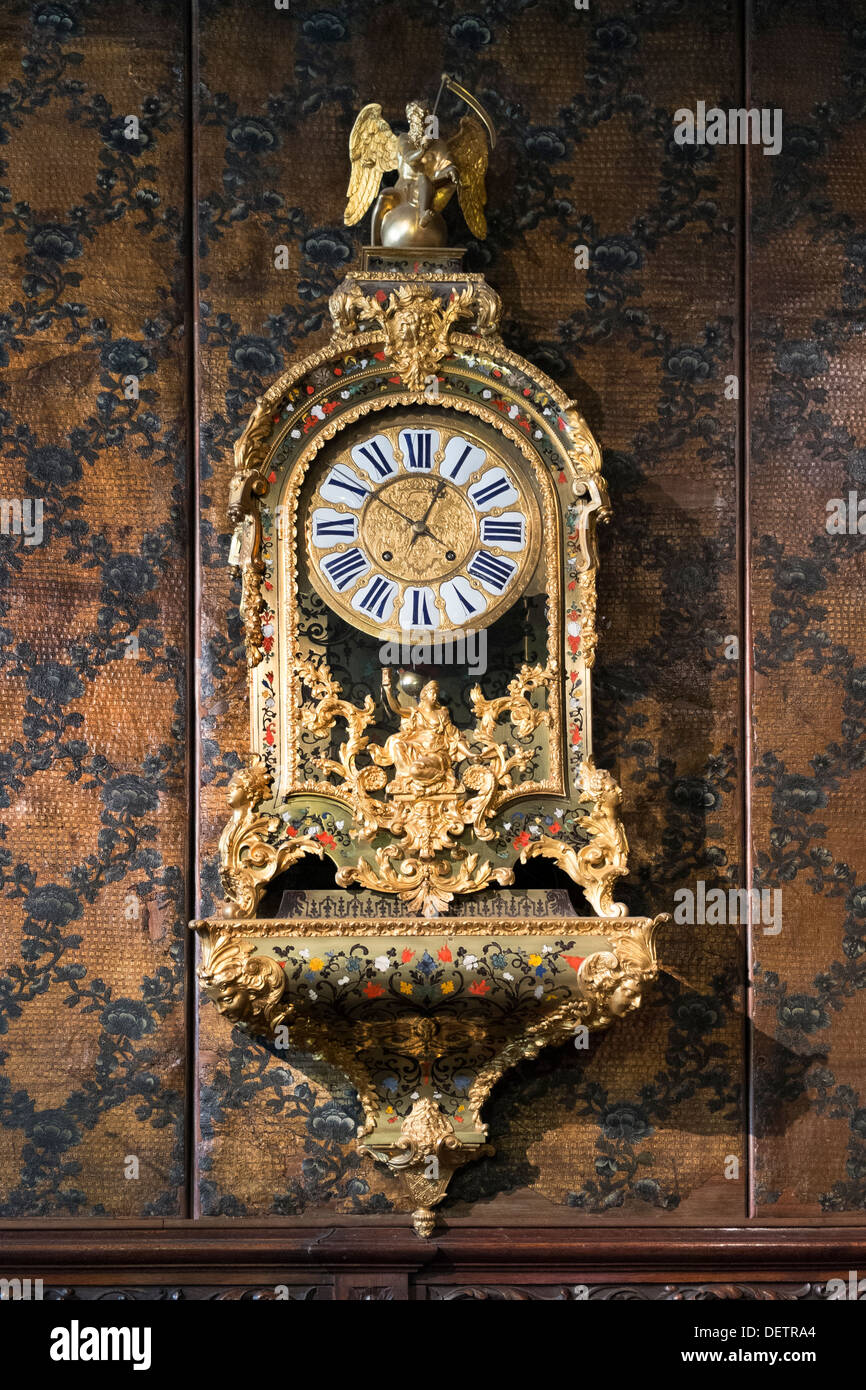 Antique wall clock hi-res stock photography and images - Alamy