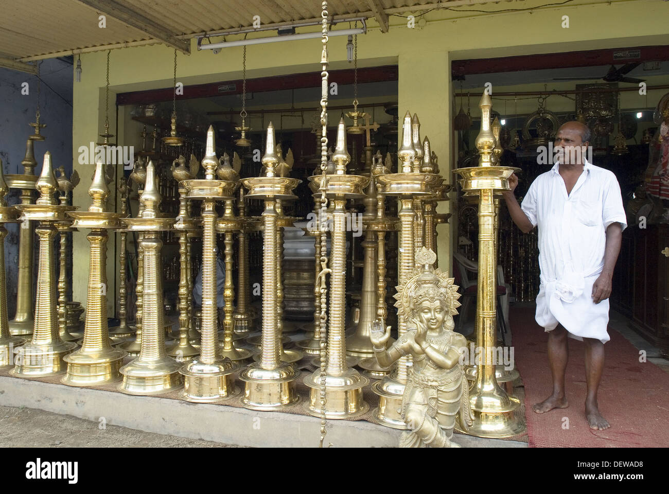 https://c8.alamy.com/comp/DEWAD8/brass-oil-lamps-shop-at-mannar-kerala-india-DEWAD8.jpg