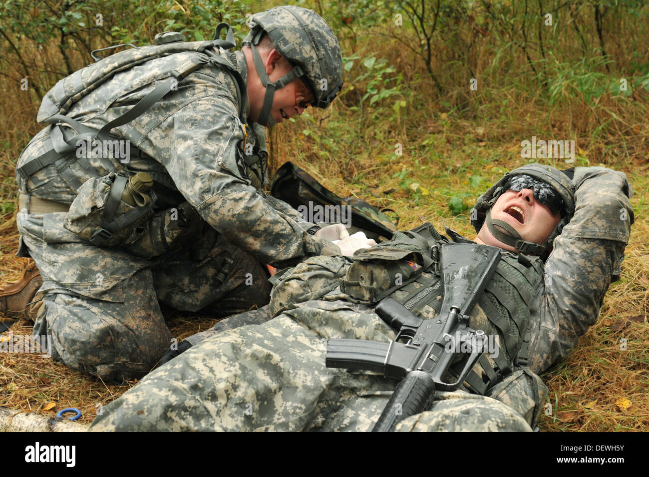 U.S. Army Sgt. 1st Class Roy Richards applies a field dressing to a simulated casualty at a combat testing lane during the U.S. Stock Photo