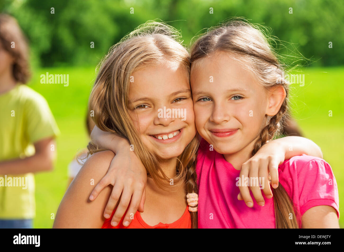 Две девочки обнимаются. Подружки детский сад. Две подружки дети. Счастливый ребенок. Благотворительность детям.