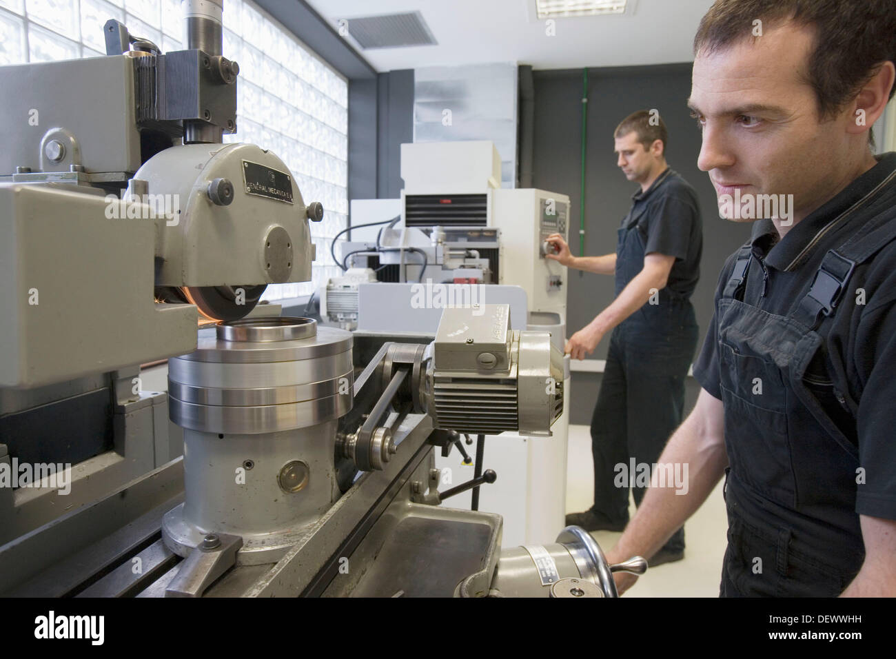 Grinding machines. Talleres MYL. Spindle manufacturing and repairing