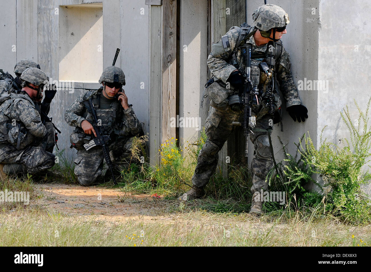 Paratroopers of the 2nd Battalion, 325th Airborne Infantry Regiment ...