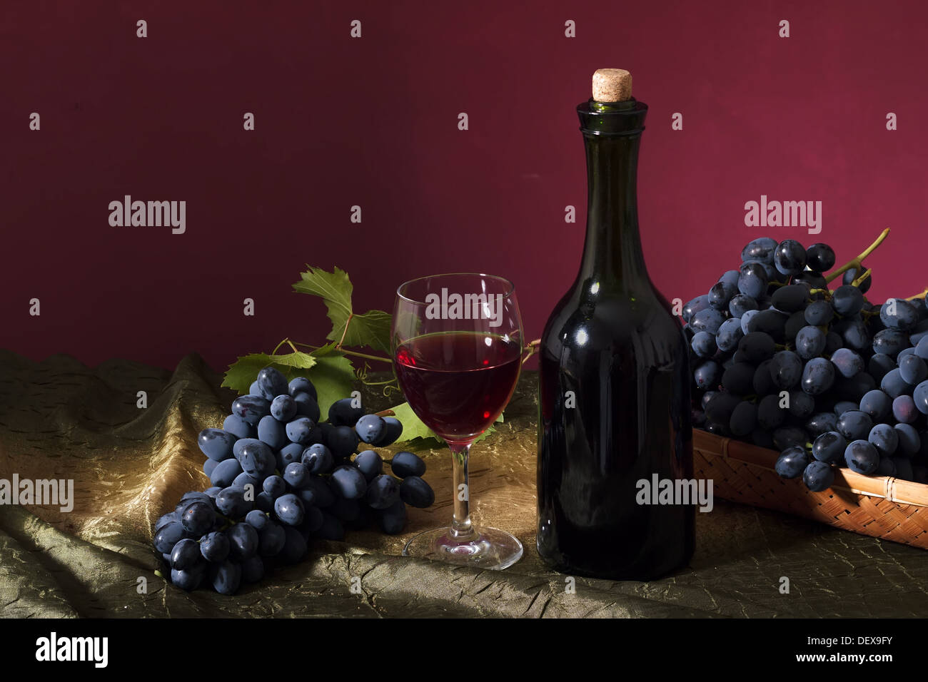 Still life with clusters of dark grapes and wine Stock Photo - Alamy