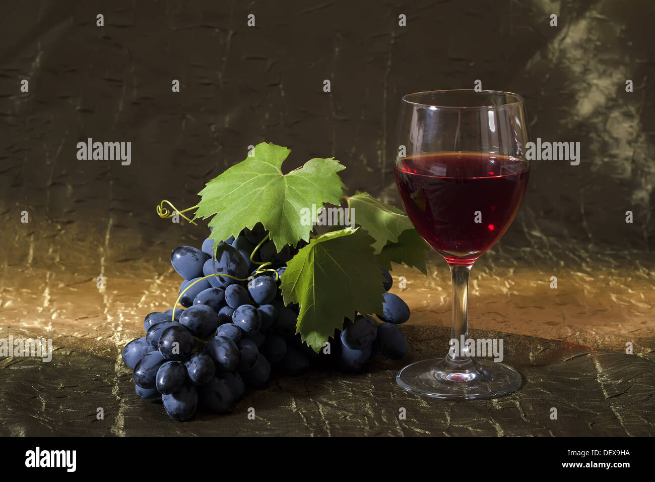 Still life with clusters of dark grapes and wine Stock Photo - Alamy