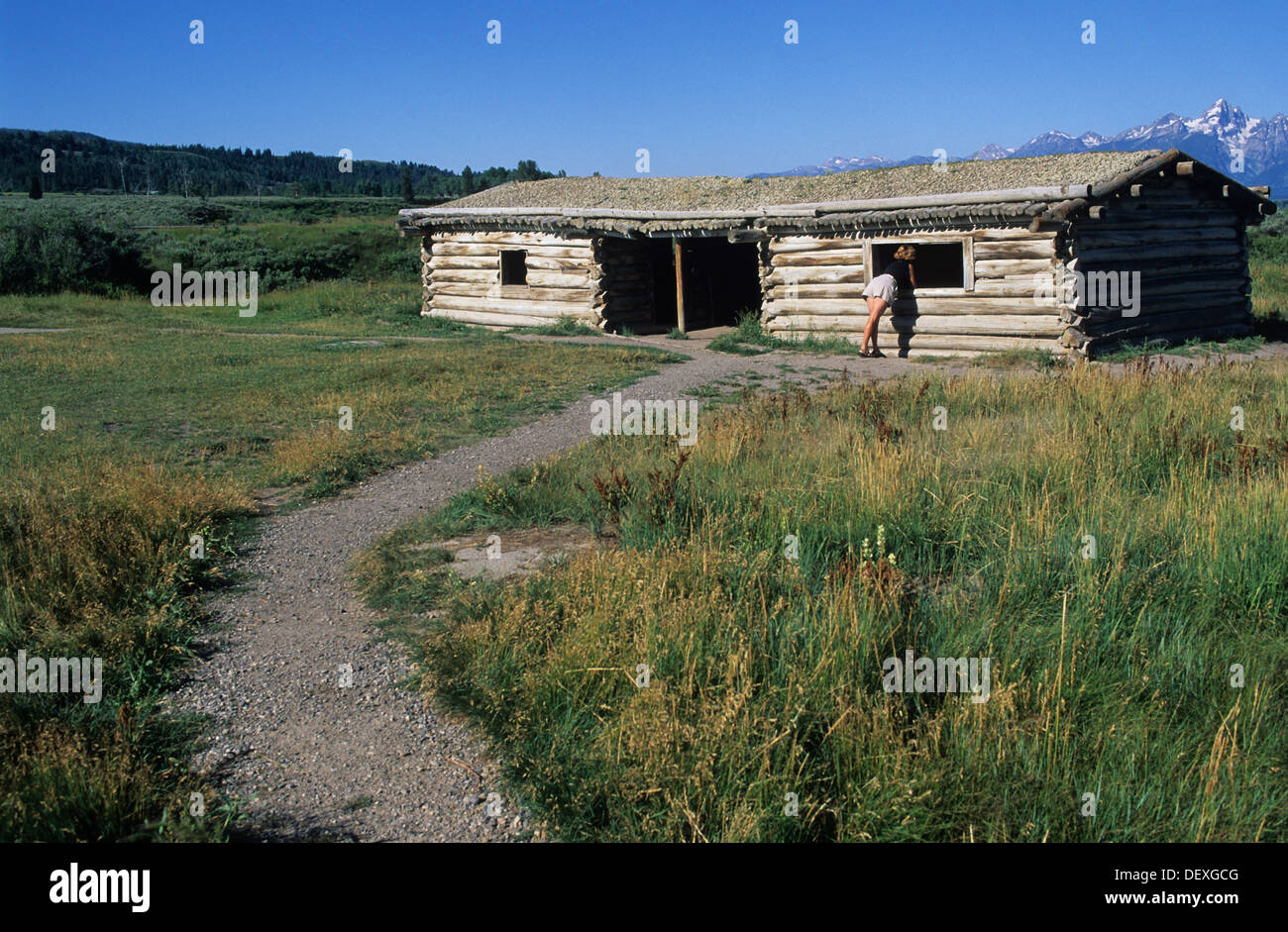 Elk266-1158 Wyoming, Grand Teton National Park, Cunningham Cabin, 1895, with park visitor Stock Photo