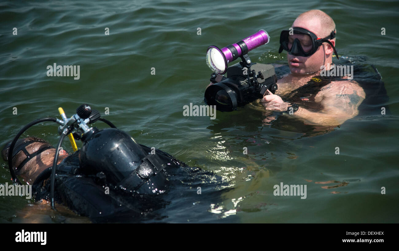 Mass Communication Specialist 1st Class Gary Keen captures video of Navy Diver 2nd Class Michael Fox, both assigned to CTG 56.1, during an anti-terrorism force protection dive. CTG 56.1 conducts mine countermeasure, explosive ordnance disposal, salvage-di Stock Photo