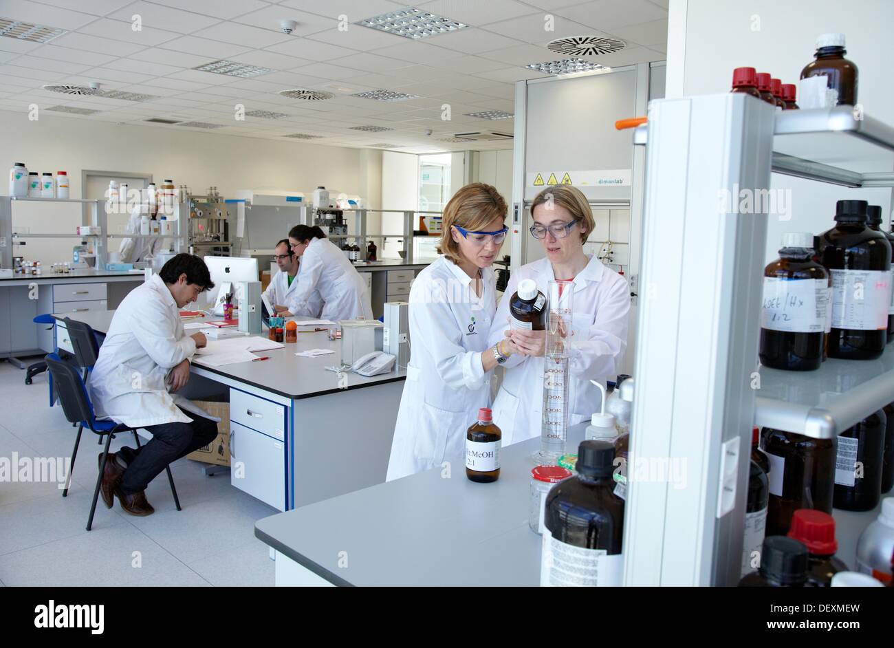 Preparing solution samples for column chromatography, synthesis lab