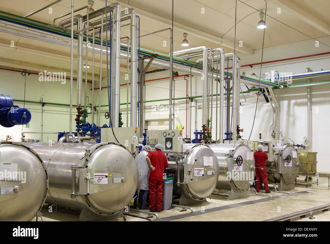 Autoclave sterilization in hermetically sealed containers by the method