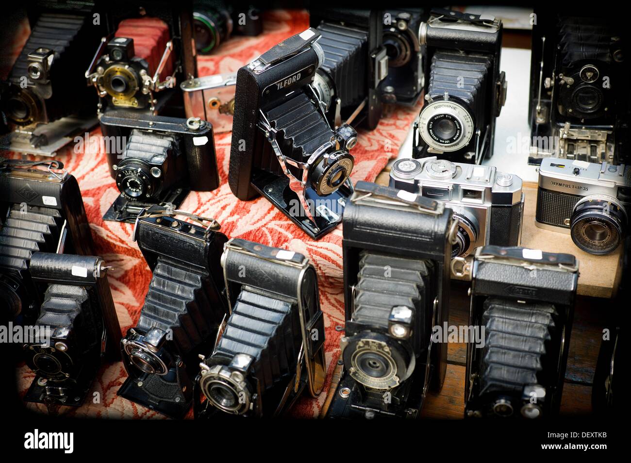 Market selling old cameras hires stock photography and images Alamy