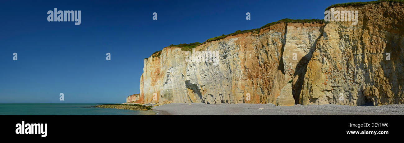 The white chalk cliffs at the coast in Les Grandes Dalles, Côte d'Albâtre, Haute-Normandie, France, Europe Stock Photo