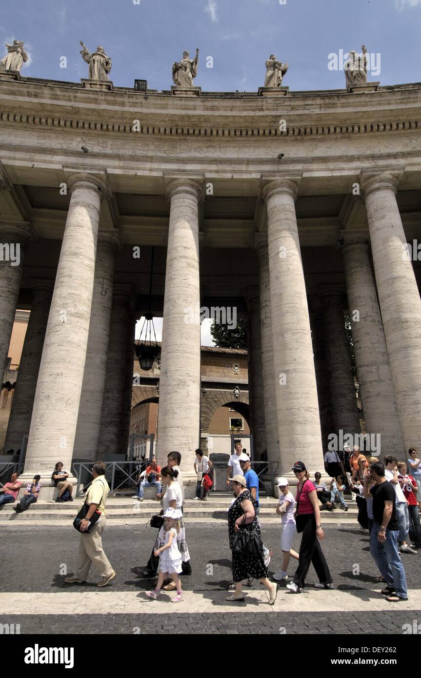 St. Peter´s square, Bernini´s colonnade. Vatican city. Rome, Italy