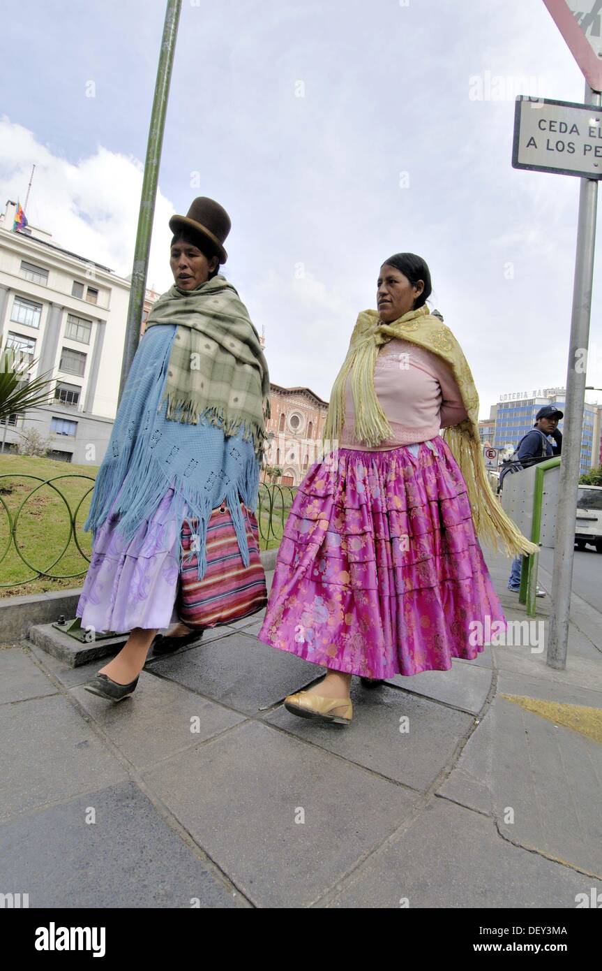 As Pessoas Vão Para a Cabine De La Paz Na Bolívia Imagem Editorial