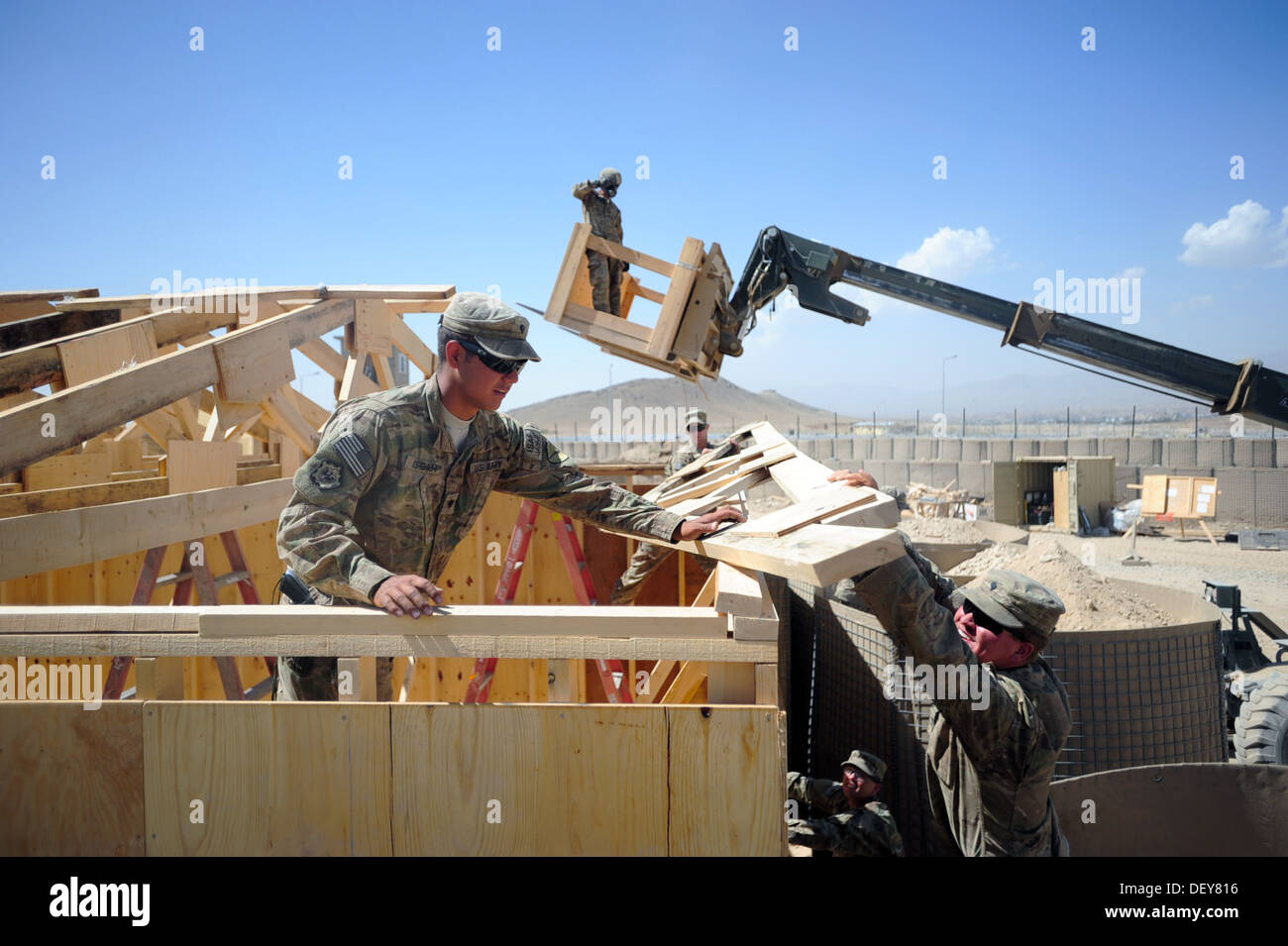 PAKTYA PROVINCE, Afghanistan – U.S. Army Soldiers with the 149th Vertical Construction Company, Kentucky National Guard, lift a Stock Photo