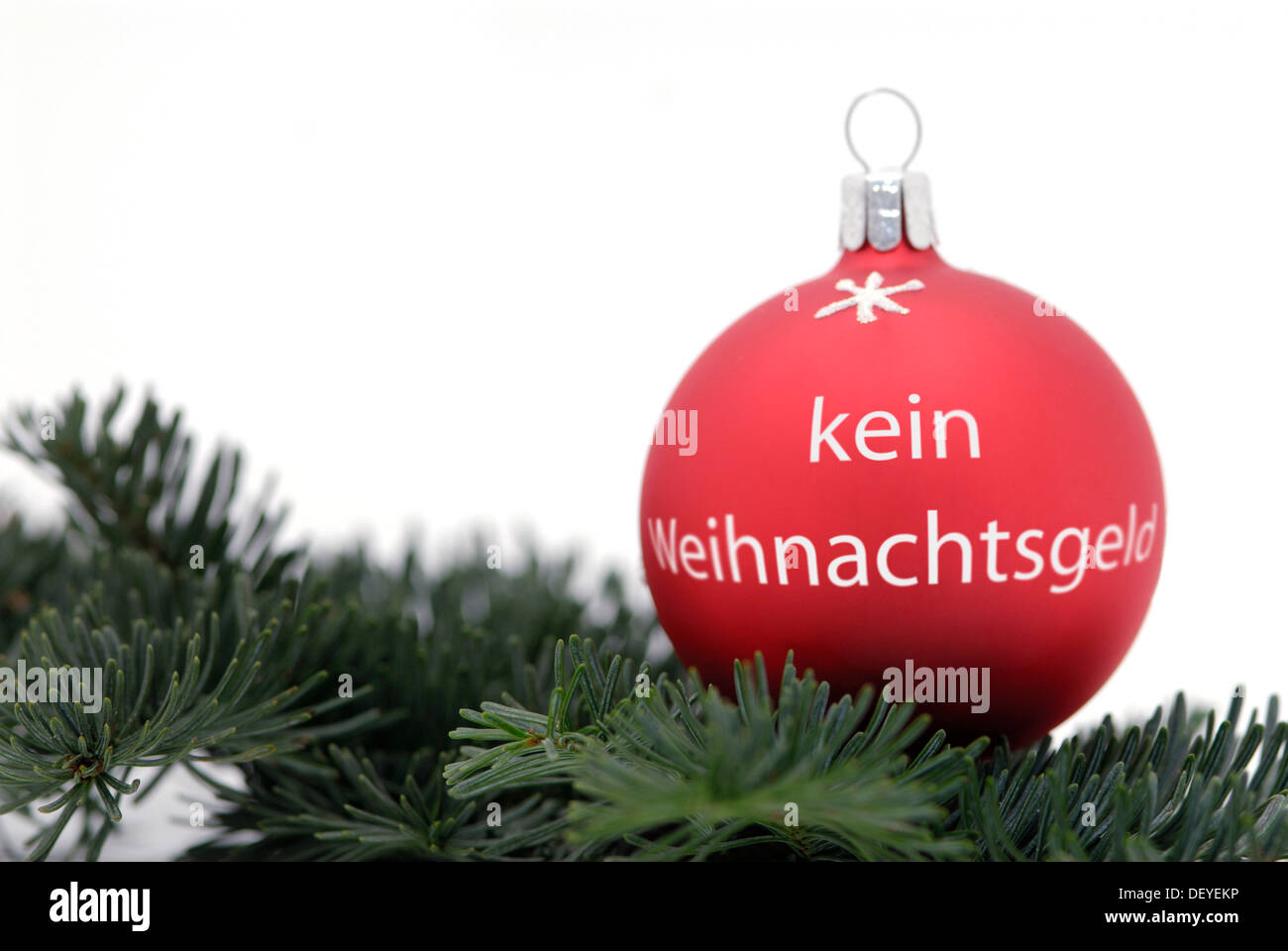 Christmas ball with the inscription "kein Weihnachtsgeld", German for "no Christmas bonus", financial crisis Stock Photo