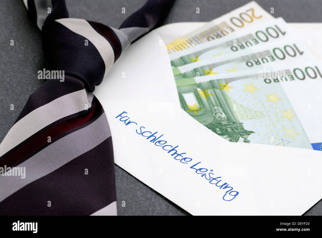 Envelope with writing 'Fuer schlechte Leistung', 'For poor performance' and bank notes, symbolic image for banker bonus Stock Photo