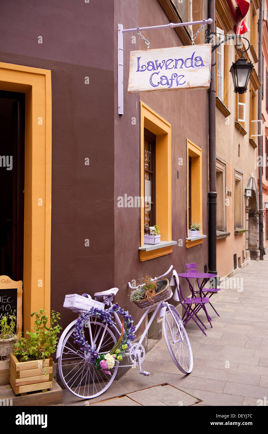 cycle parked in front of Lawenda Cafe Stock Photo