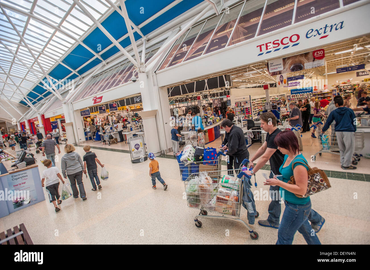 Tesco Extra shoppers Serpentine Green Peterborough Stock Photo Alamy