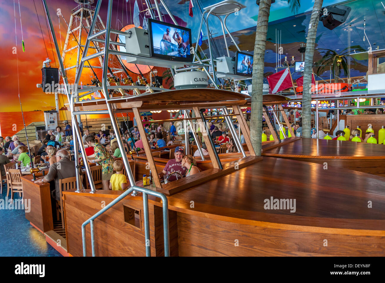 Families eating dinner in a boat shaped booth at Jimmy Buffett's Margaritaville Casino and Restaurant in Biloxi, MS Stock Photo