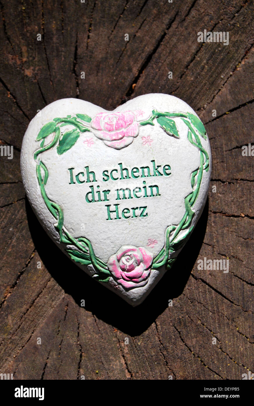 Heart with the words 'Ich schenke dir mein Herz' I give you my heart, on a trunk Stock Photo