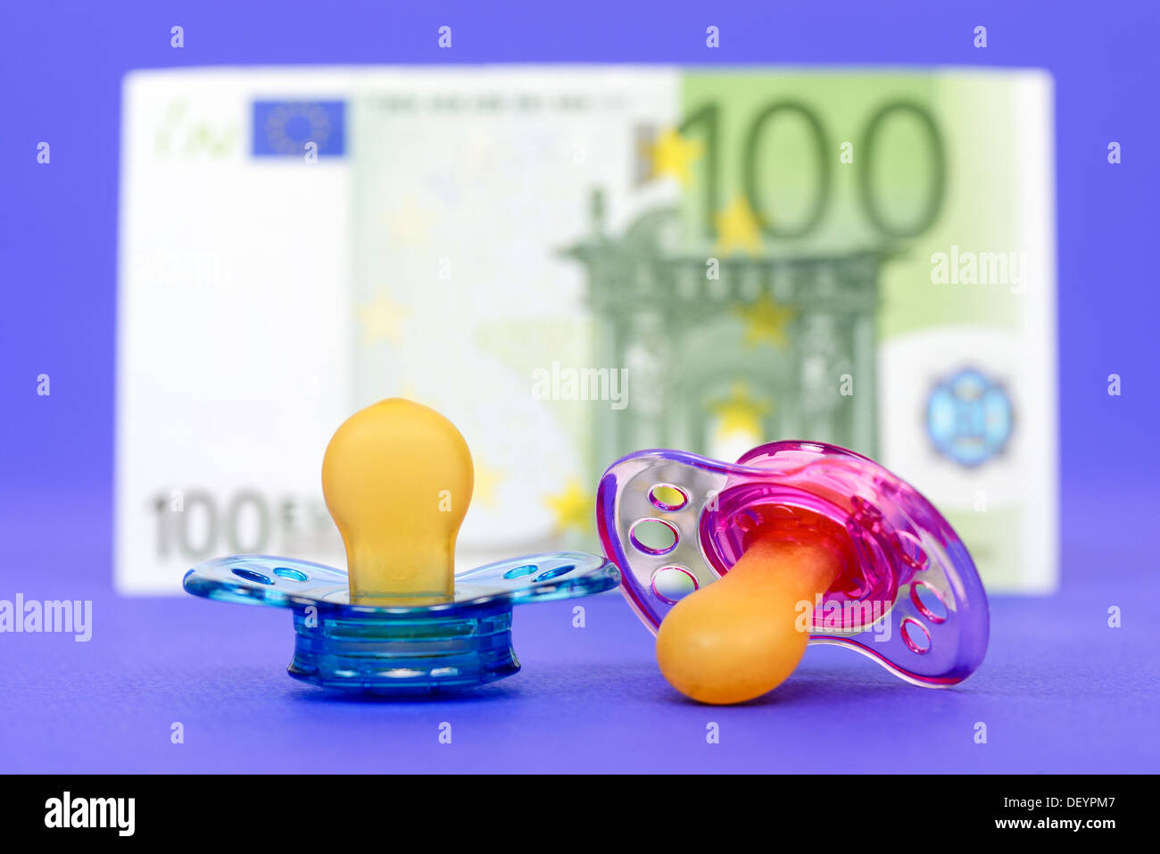 Dummy before euro hundred, symbolic photo care money, Schnuller vor Hundert-Euro-Schein, Symbolfoto Betreuungsgeld Stock Photo