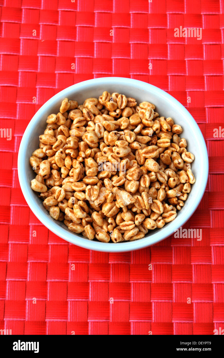 Honey wheat cereals, puffed wheat, bowl Stock Photo