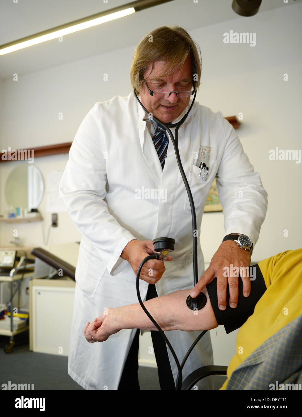 General practitioner Markus Klett examines a patient in his practice in Stuttgart, Germany, 18 September 2013. On 19 September 2014 the National Association of Statutory Health Insurance Physicians Baden-Wuerttemberg informs citizens on the supply of general practitioners in German regions with a press conference. Photo. Bernd Weissbrod Stock Photo