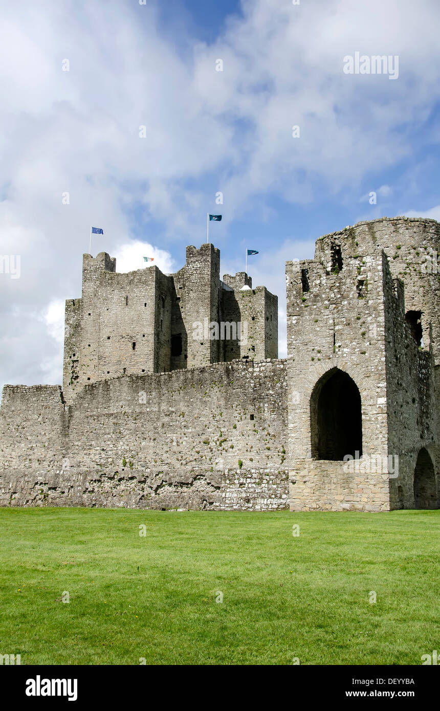 Trim Castle exterior walls of the largest Anglo-Norman castle in Ireland begun 1176 and location for movie Braveheart Stock Photo