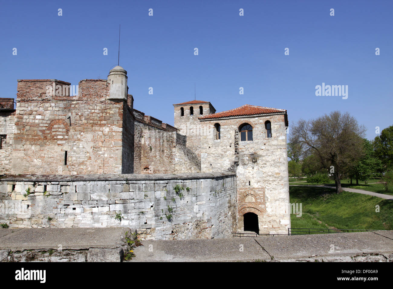 Invulnerable walls and advantageous location made fortress impregnable