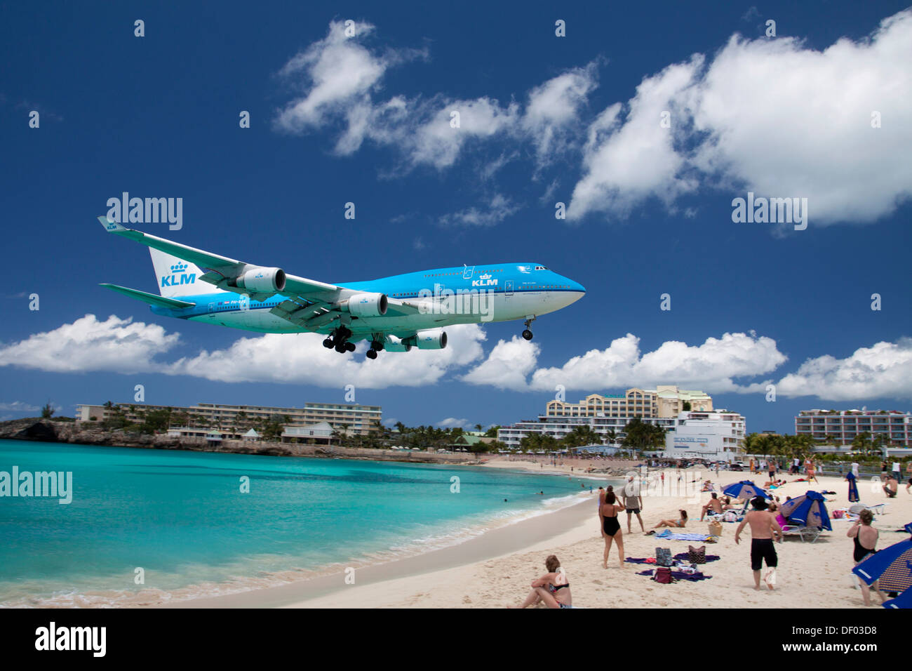 Airplane, Boeing 747, KLM, landing directly over the beach, St. Maarten