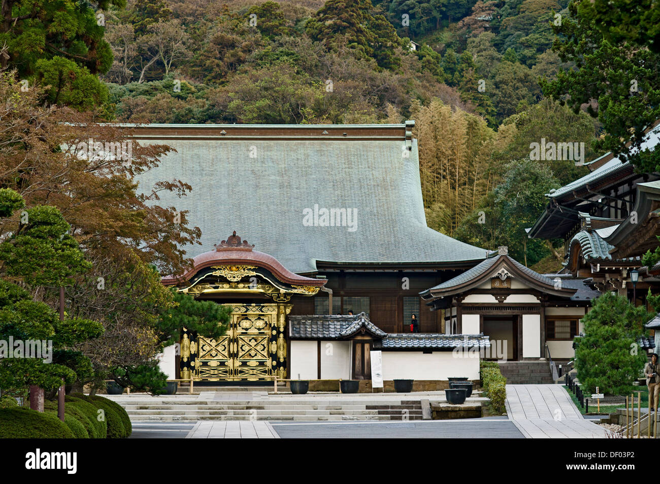 Kencho-ji Temple, Kamakura, Japan. Karamon (Chinese Gate) and Hojo (Main Hall). Stock Photo