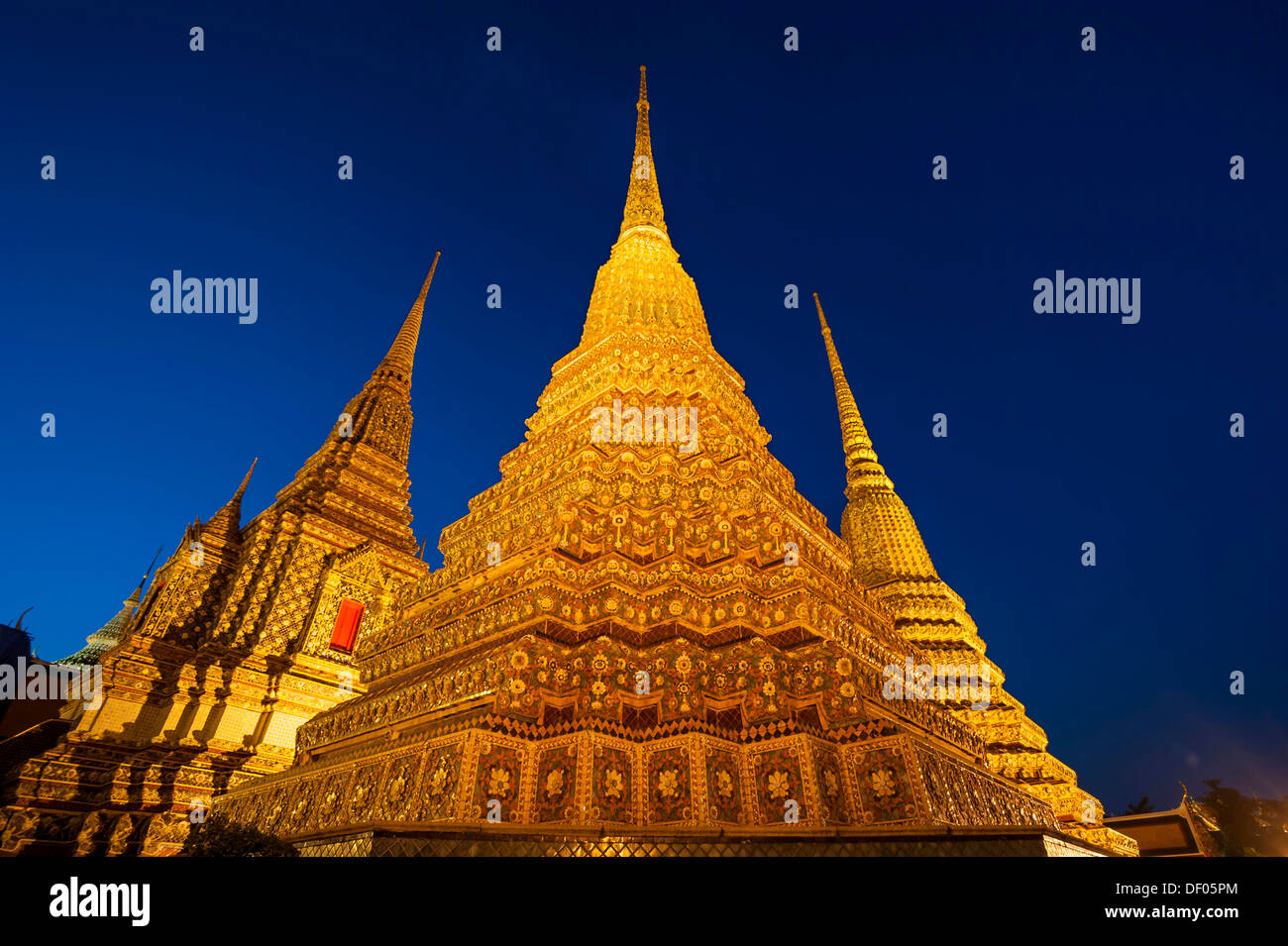 Large Chedis of the Phra Maha Chedi Si Ratchakan group, Wat Pho or Wat Phra Chetuphon, at dusk, Bangkok, Thailand, Asia Stock Photo