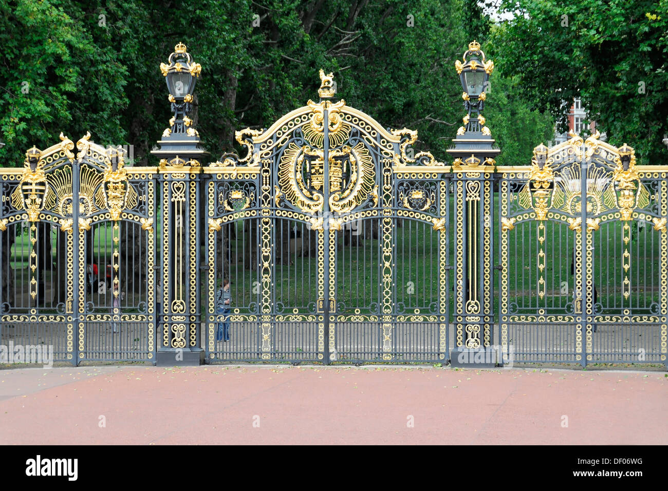 Entrance, Royal Coat of Arms of England on the gate, next to Buckingham Palace, London, England, United Kingdom, Europe Stock Photo
