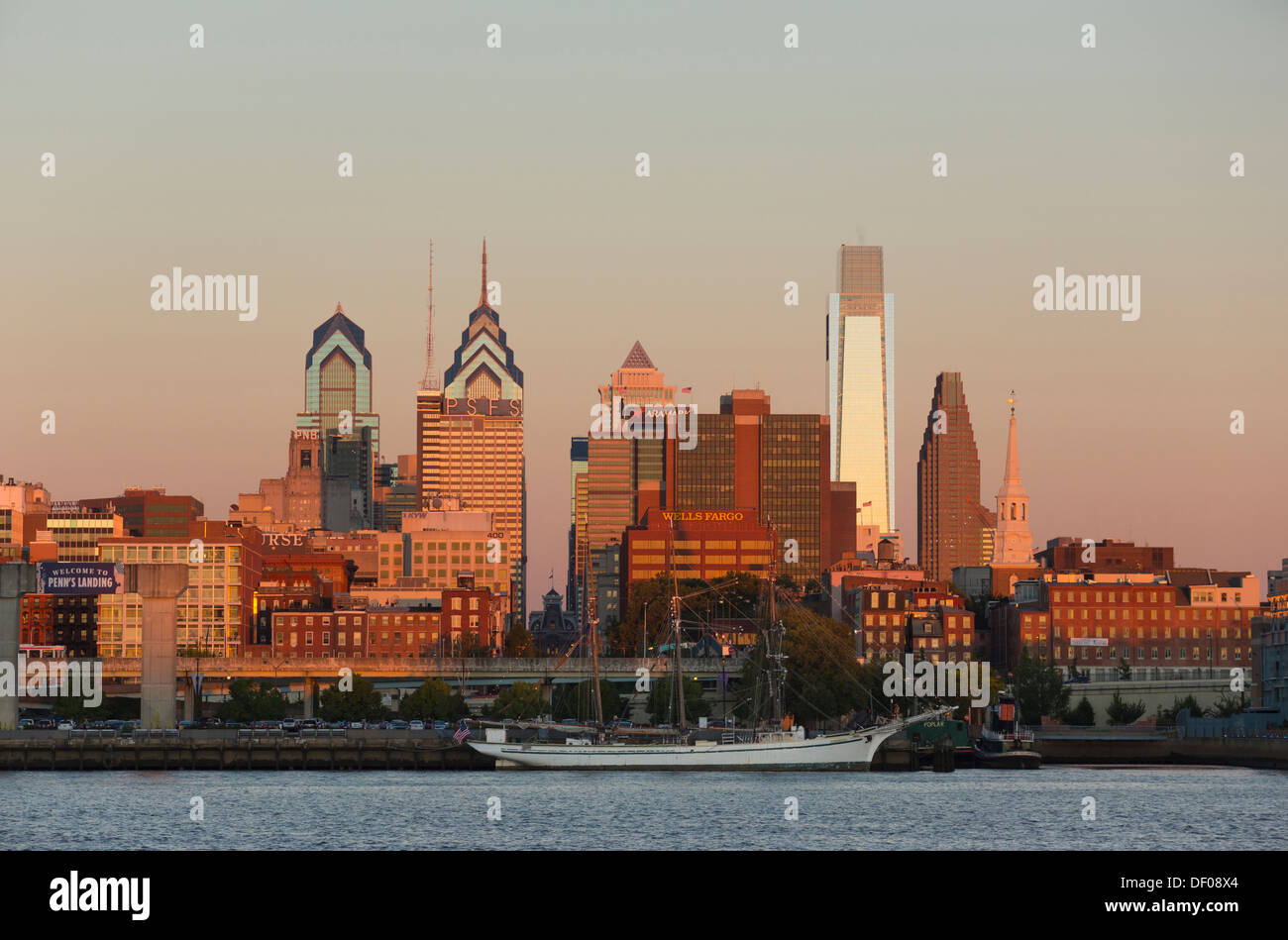 Philadelphia skyline delaware river hi-res stock photography and images ...