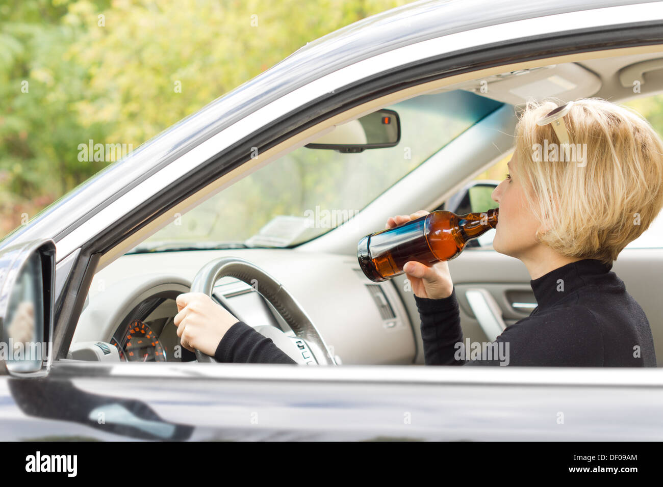 Можно ли пассажиру пить в машине. Ограничение вождения автомобиля. Можно ли пассажиру пить в машине. Пьет воду в машине. Алкоголь в машине фото реальное.