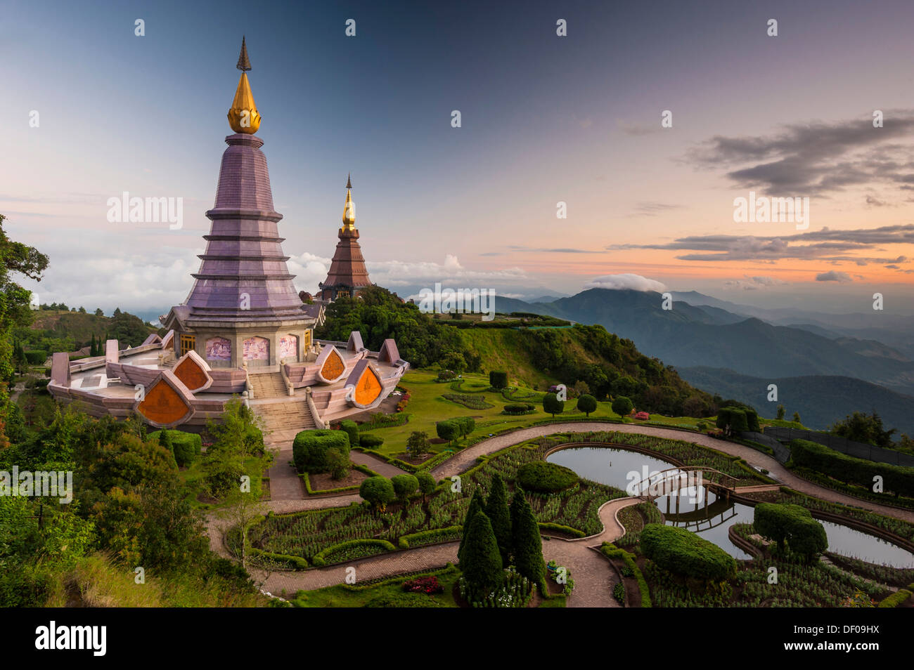 Phra Mahathat Naphamethinidon temple complex, Chedi of the Queen and Chedi of the King, Doi Inthanon National Park Stock Photo