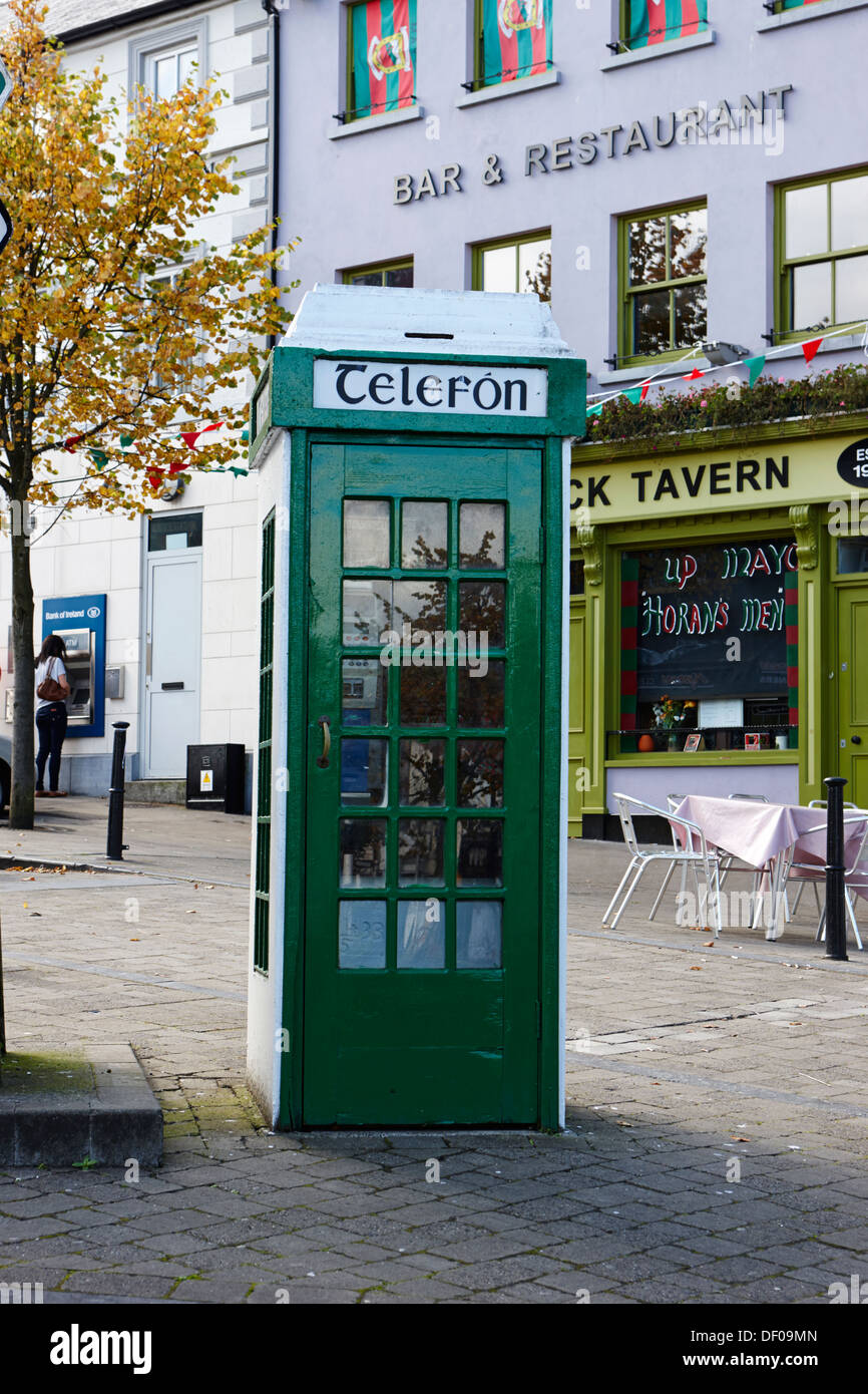 telefon old irish green telephone box westport county mayo republic of ireland Stock Photo