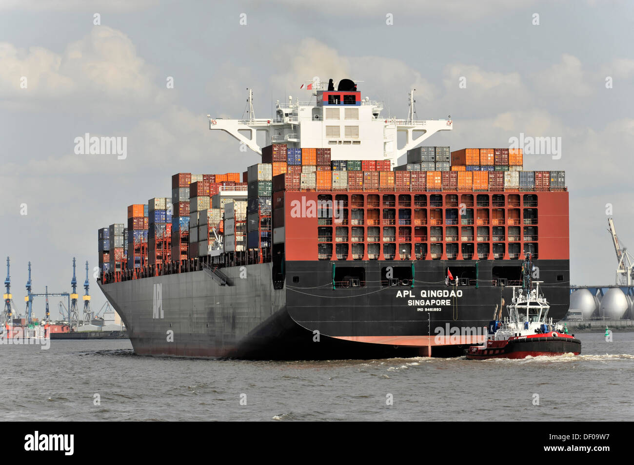 APL QINGDAO container ship, 349 m long, built in 2012, arriving, port of Hamburg, Hamburg Stock Photo