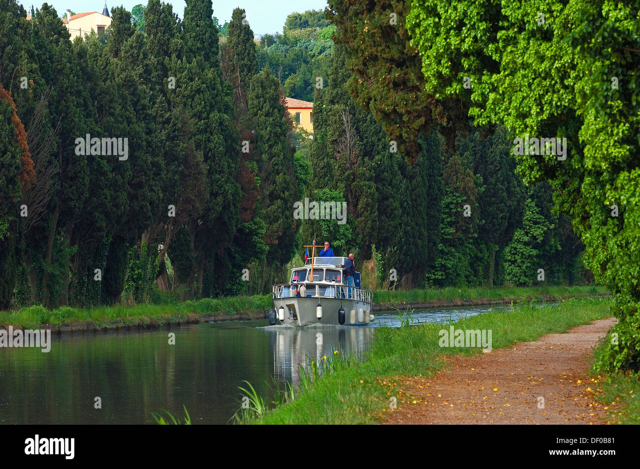 Beziers, The Neuf Ecluses, Canal du Midi, Herault, boat on the Canal du Midi, Languedoc Beziers, The Neuf Ecluses, Canal du Midi, Herault, boat on the Canal du Midi, Languedoc