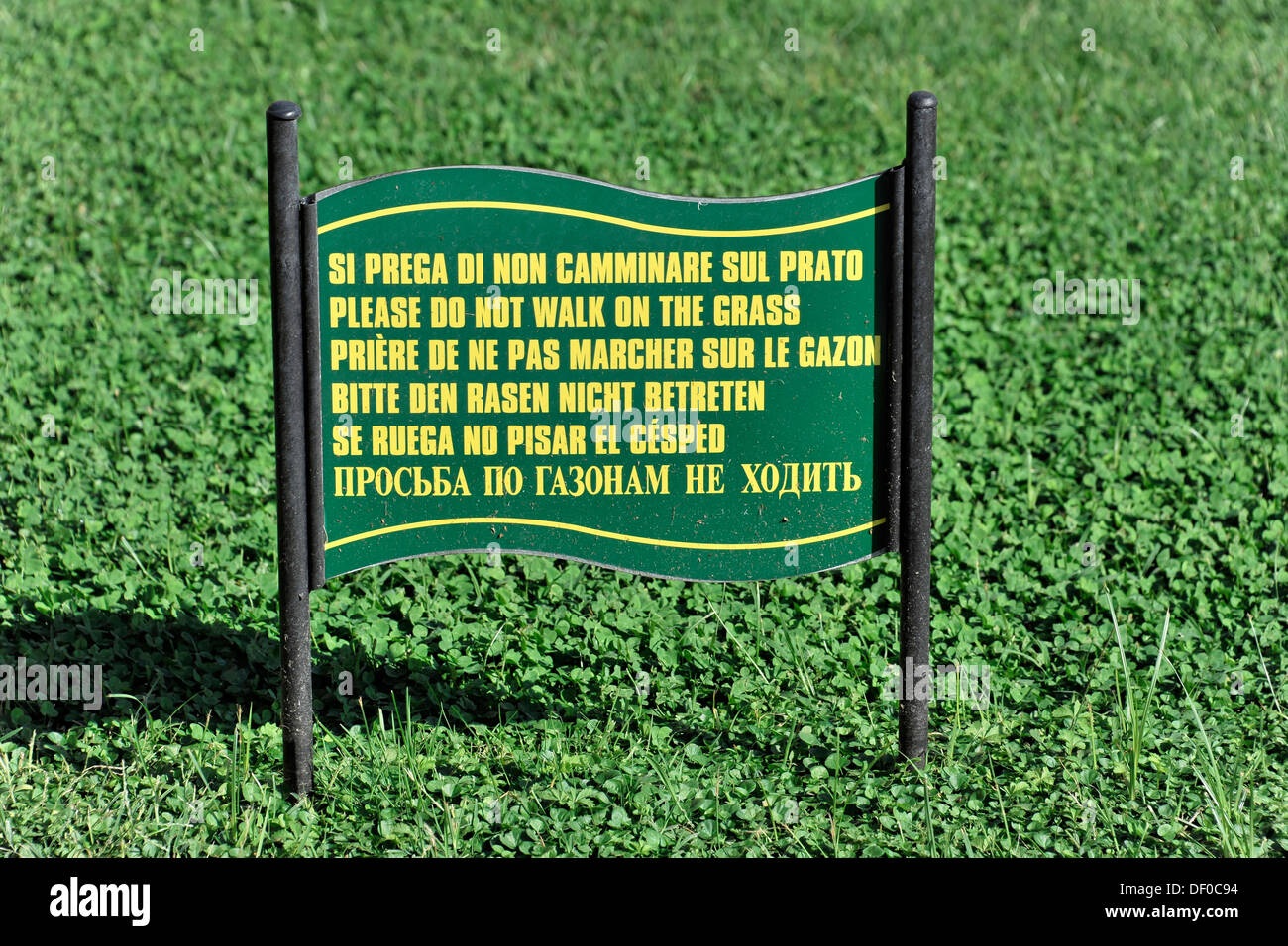Sign in six languages, 'please do not walk on the grass', courtyard of the Vatican Museums, Vatican, Rome, Lazio, Italy, Europe Stock Photo
