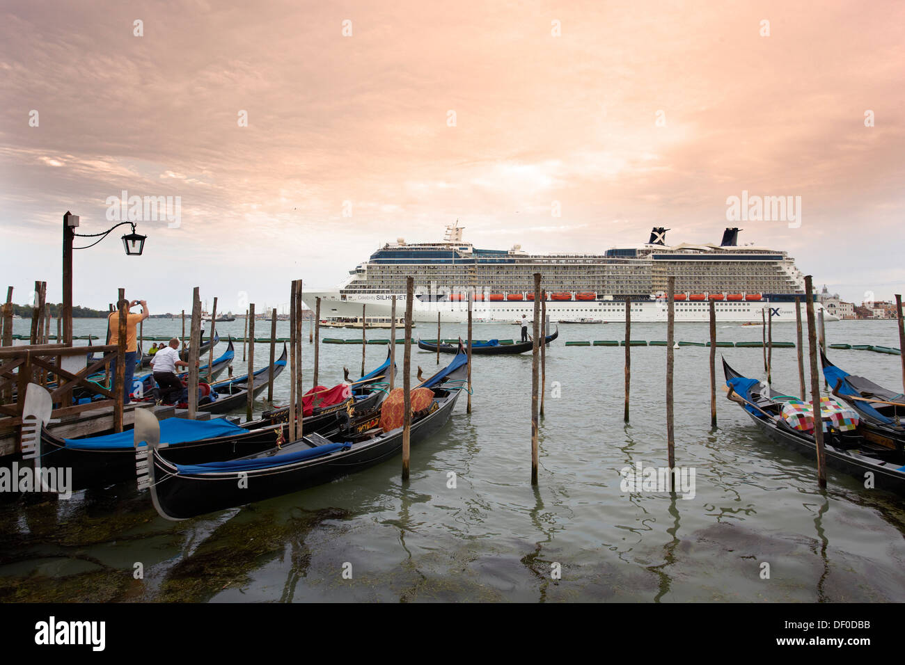 Cruise ships and gondolas hi-res stock photography and images - Alamy