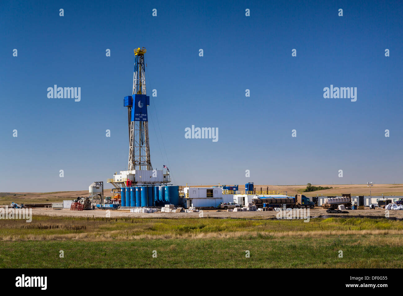 An oil drilling rig in the Bakken play oil fields near Williston, North Dakota, USA Stock Photo