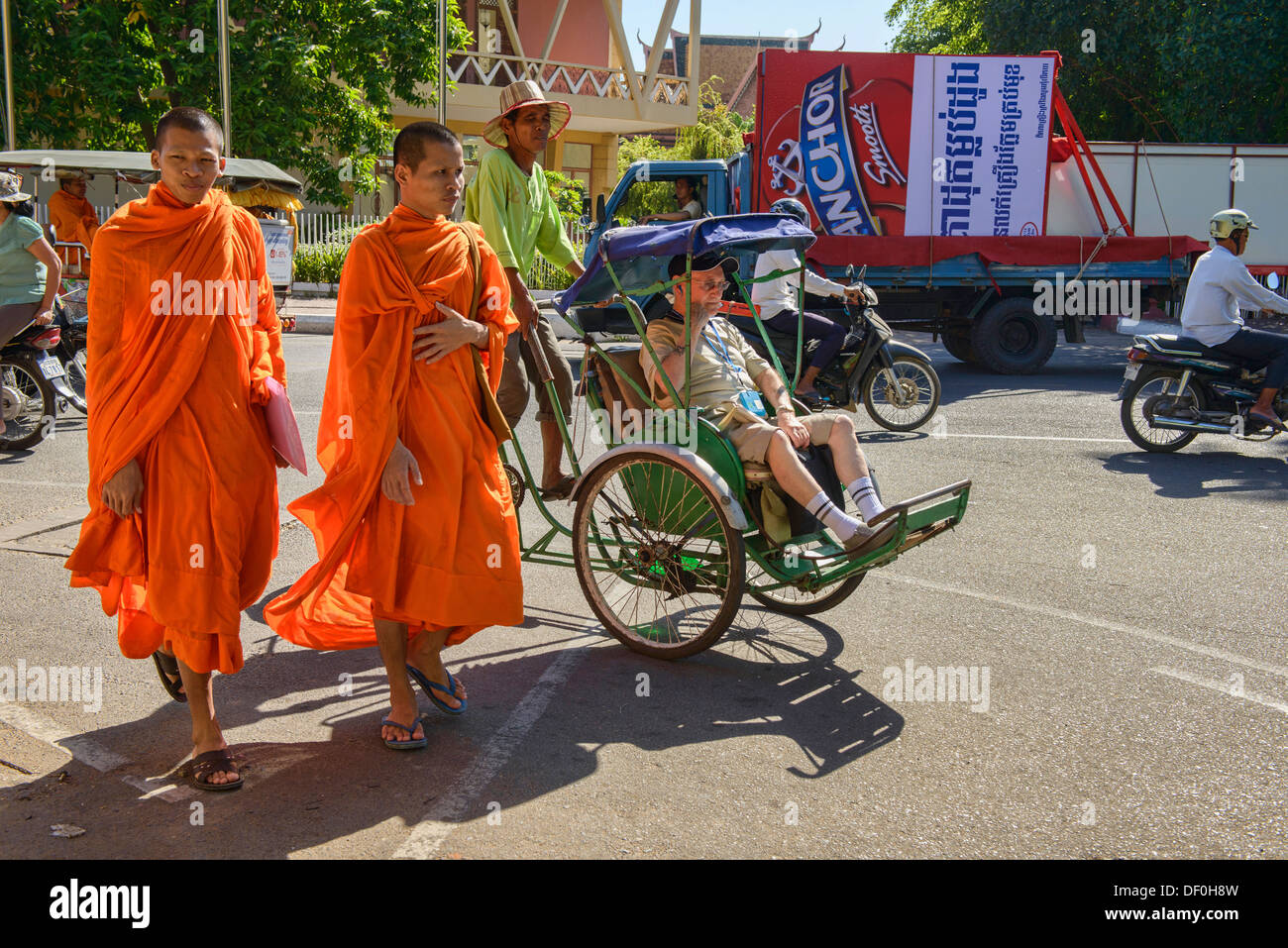 cyclo and monks, Phnom Penh, Cambodia Stock Photo